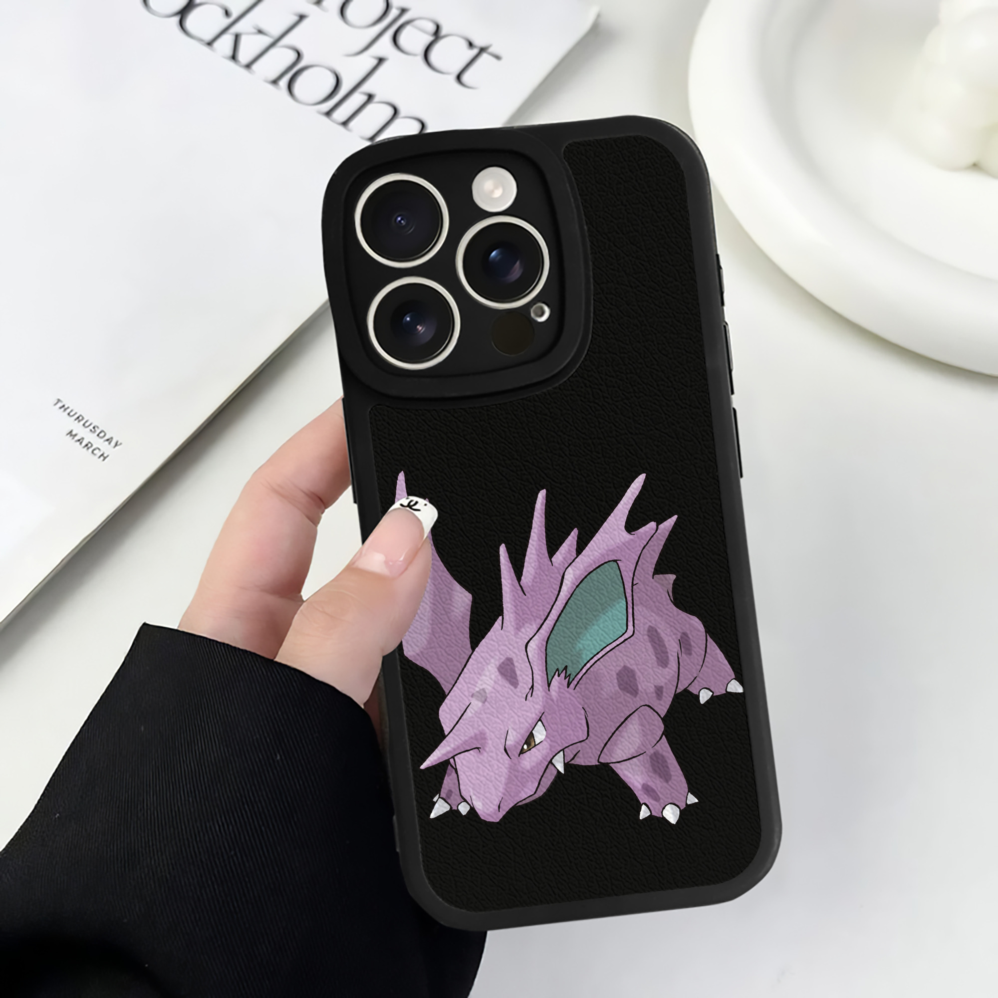 （画像用） ポケットモンスター Pokémon 【iPhone 16シリーズ対応】シリコンスマホケース（レザー調） 材質：シリコン
